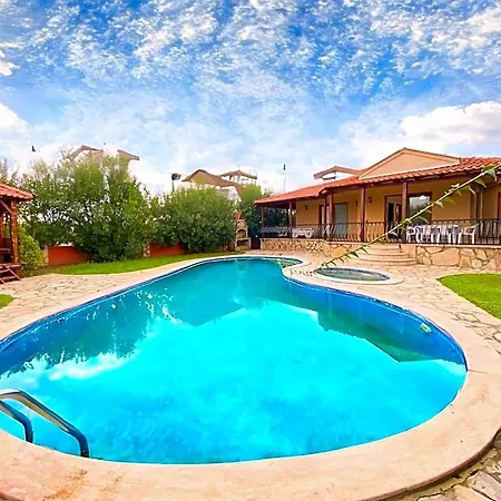 Lochville 2 Bedroom With Private Pool מלון דליאן