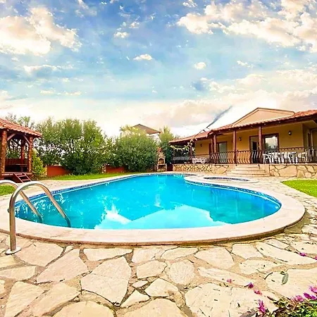Lochville 2 Bedroom With Private Pool מלון