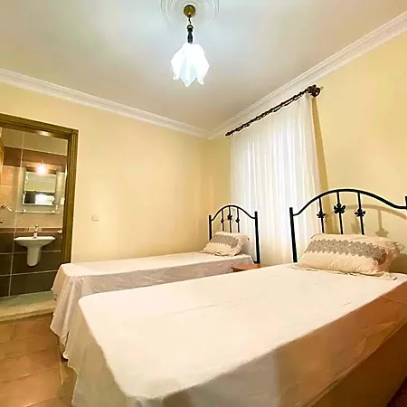 Lochville 2 Bedroom With Private Pool דליאן